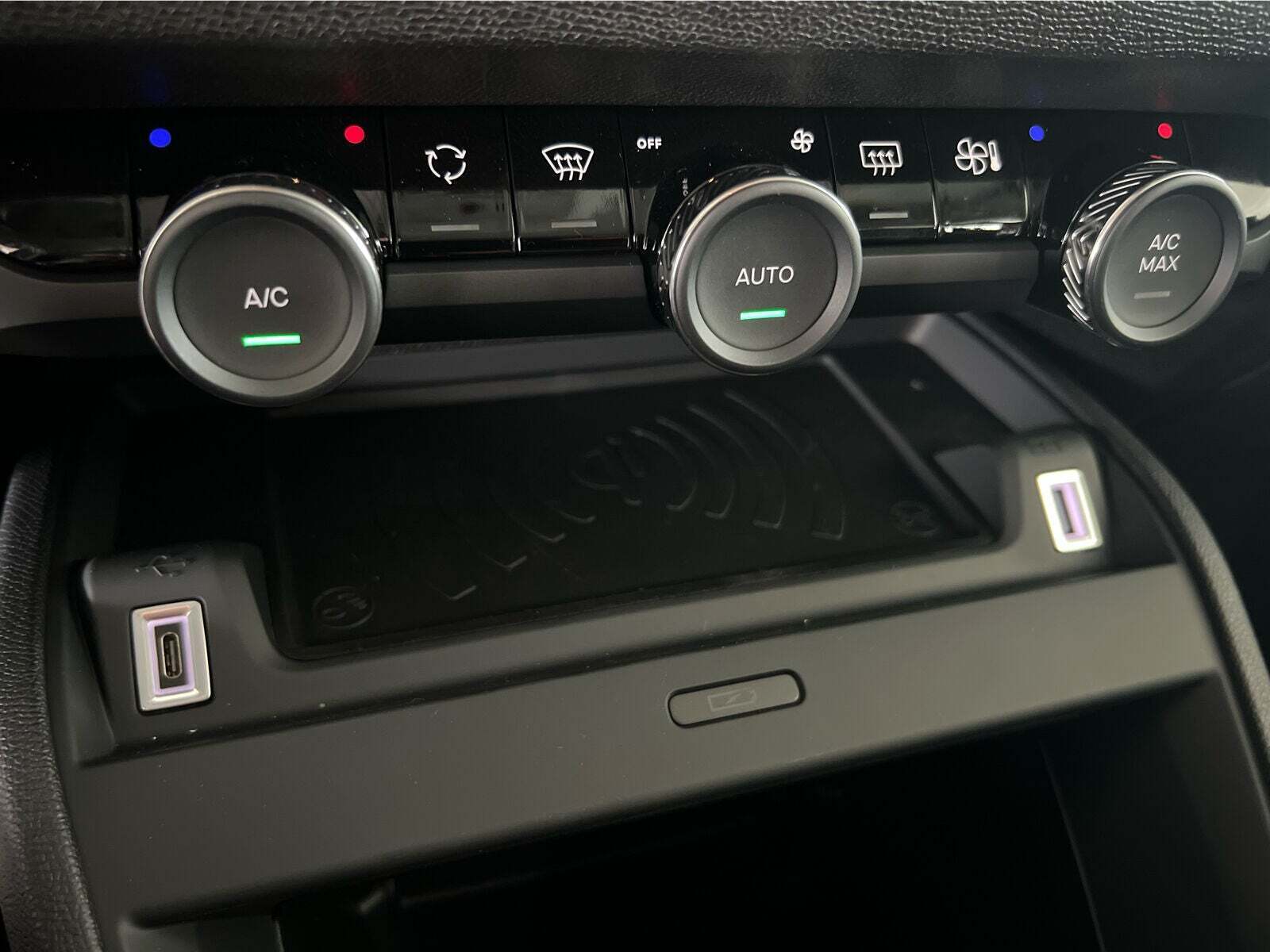 Sort Citroën ë-C4 X fra 2024