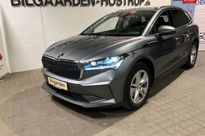 Sort Skoda Enyaq fra 2023 set udefra