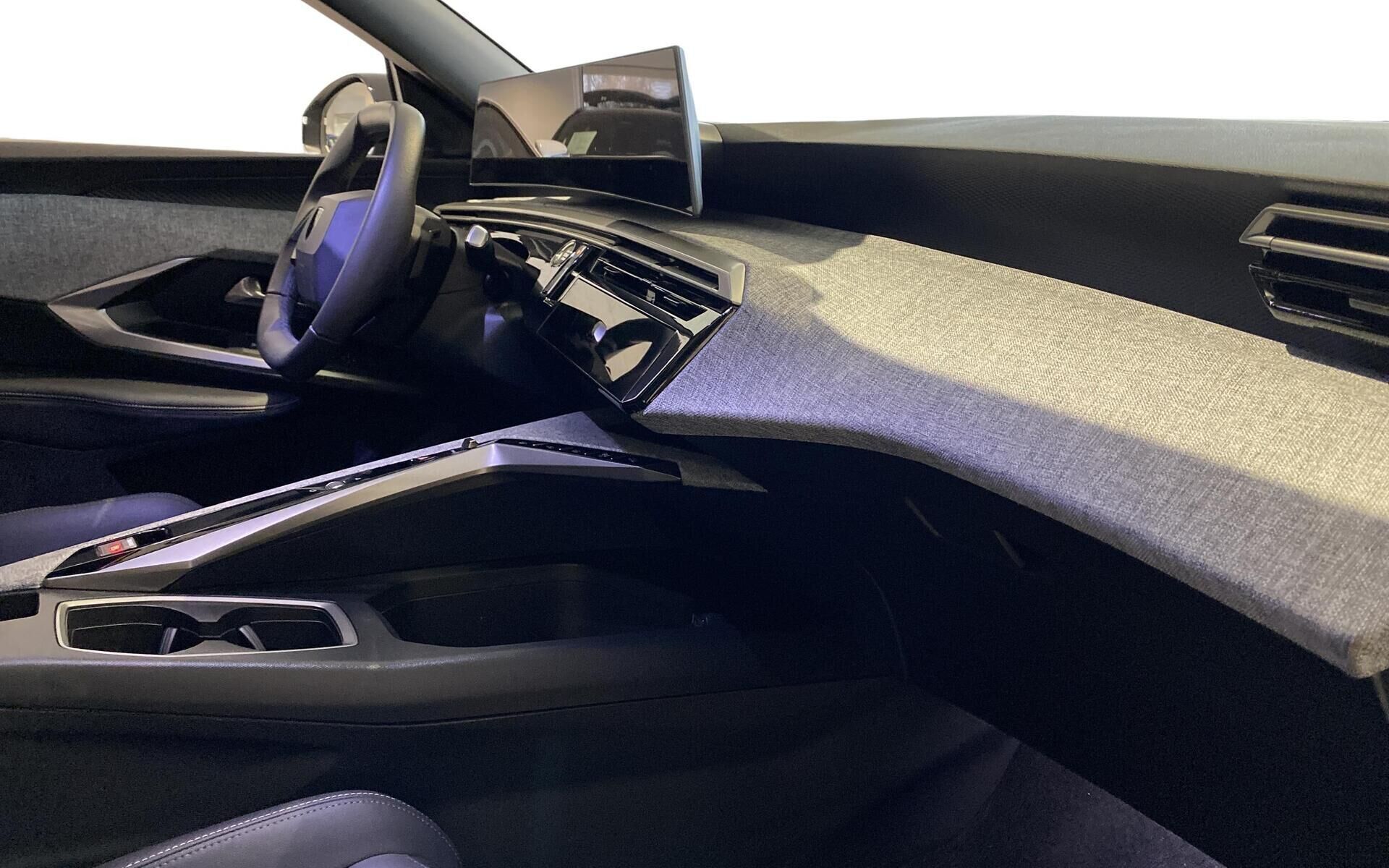 Blå Peugeot e-5008 fra 2024