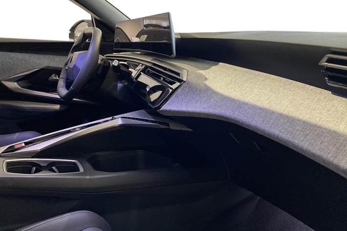 Blå Peugeot e-5008 fra 2024