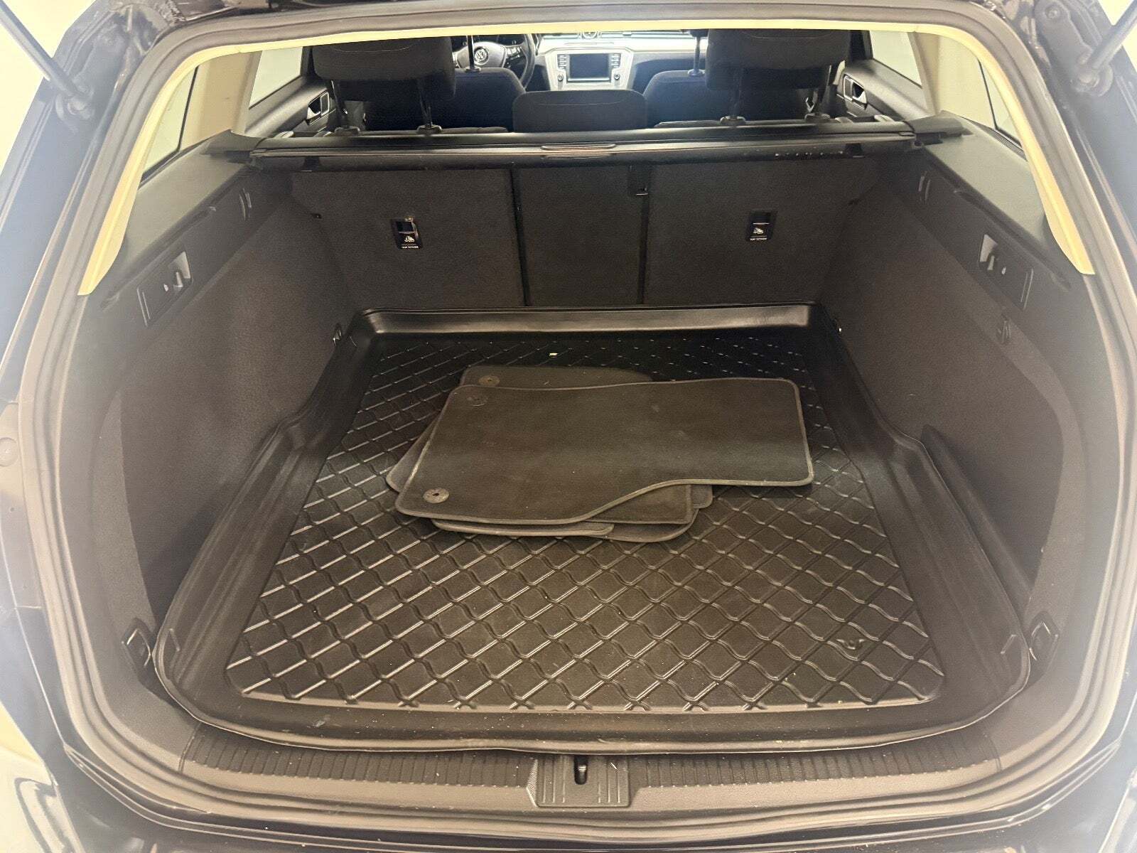 Sort VW Passat fra 2016