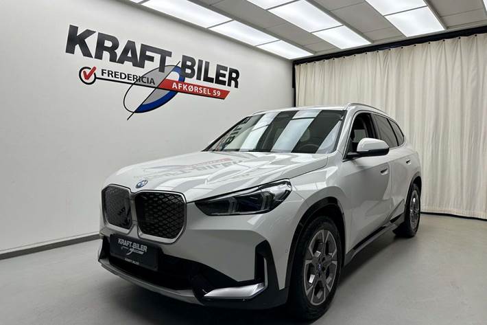 Hvid BMW iX1 fra 2024 set udefra