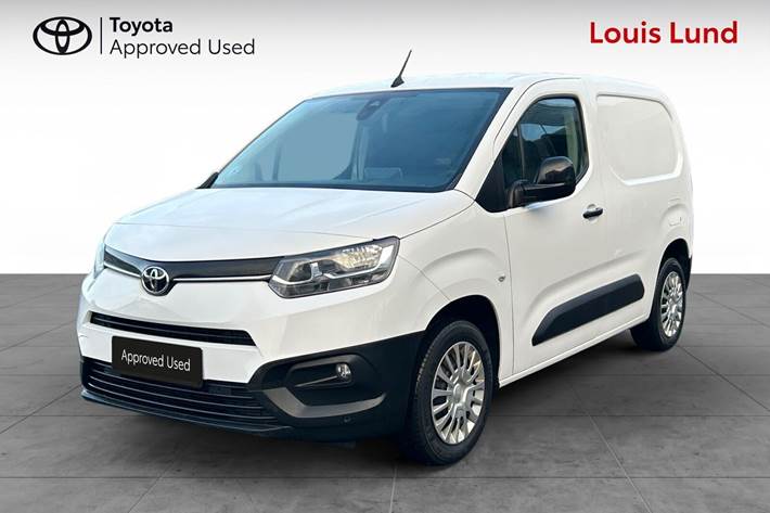 Hvid Toyota ProAce City fra 2022 set udefra