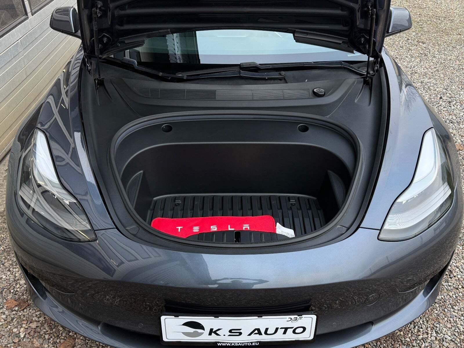 Grå Tesla Model 3 fra 2021