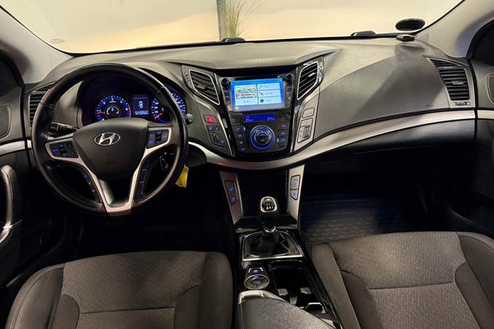 Grå Hyundai i40 fra 2014 set indefra
