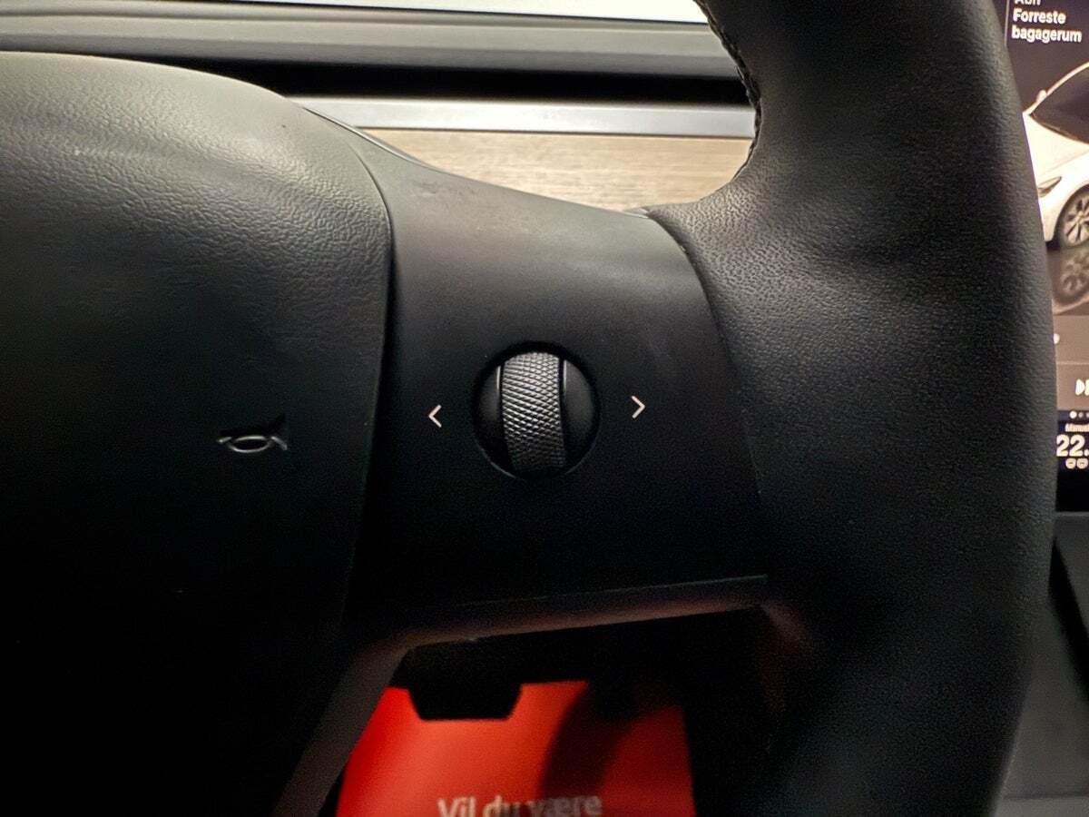 Hvid Tesla Model Y fra 2023