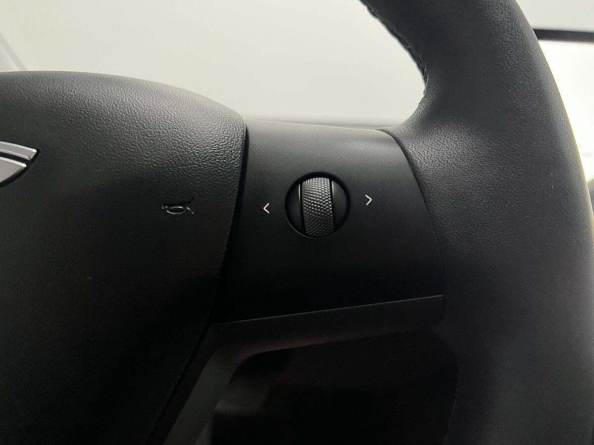 Grå Tesla Model 3 fra 2022