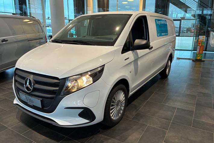 Hvid Mercedes eVito 112 fra 2025 set udefra