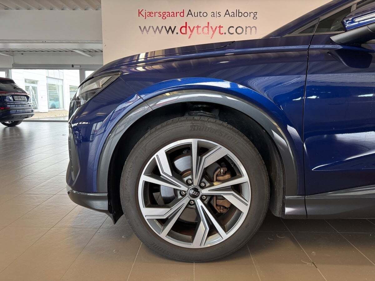 Blå Audi Q4 e-tron fra 2023