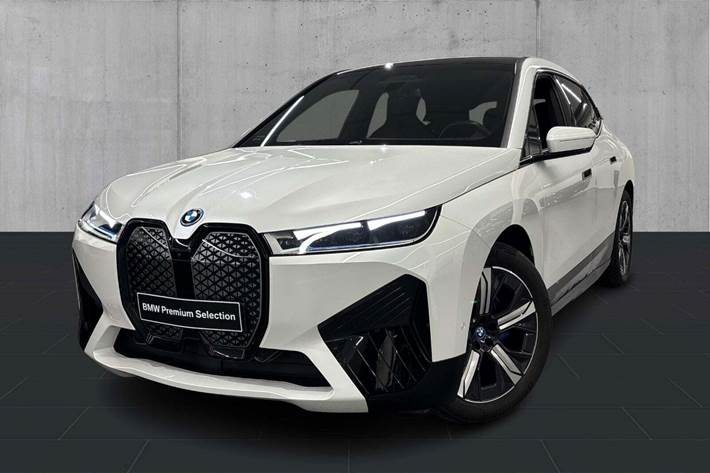 Hvid BMW iX fra 2023 set udefra