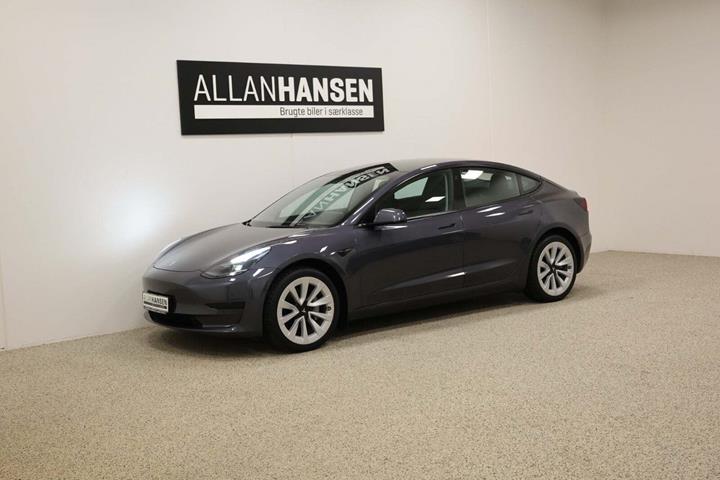 Grå Tesla Model 3 fra 2022