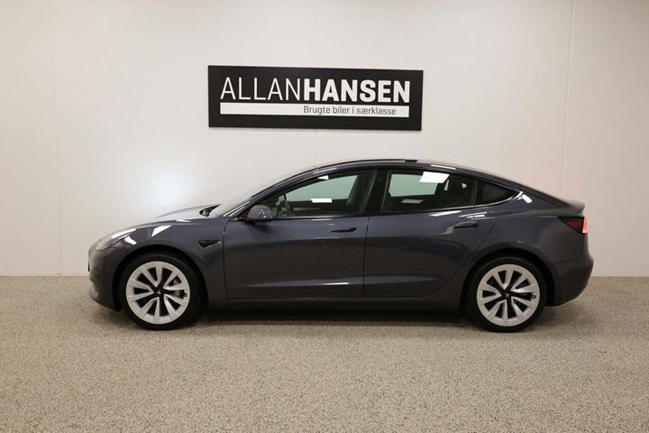 Grå Tesla Model 3 fra 2022