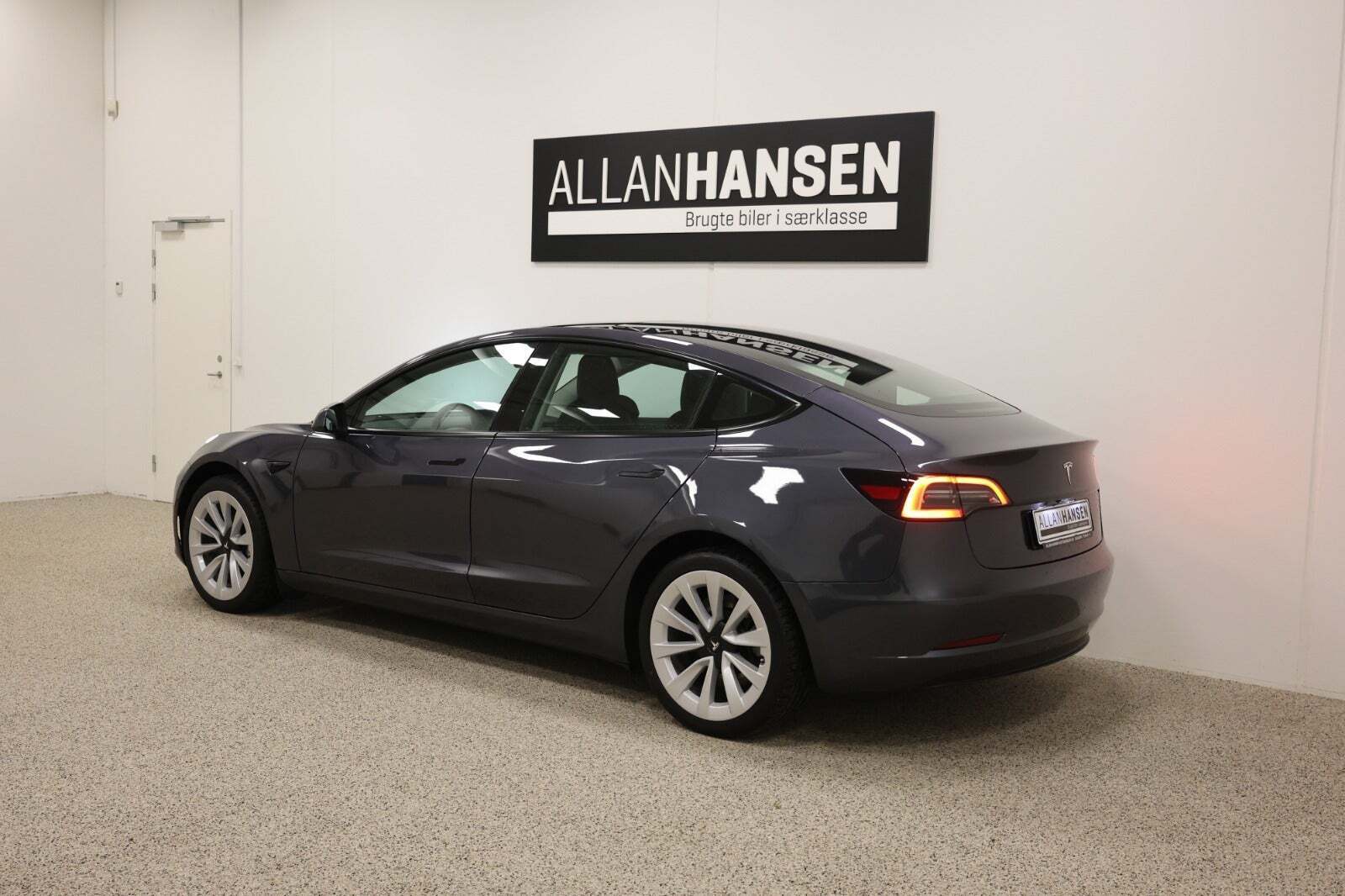 Grå Tesla Model 3 fra 2022