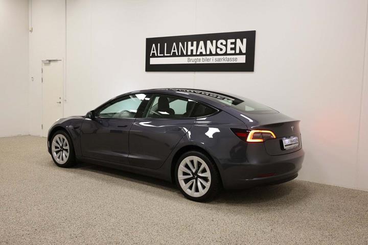 Grå Tesla Model 3 fra 2022