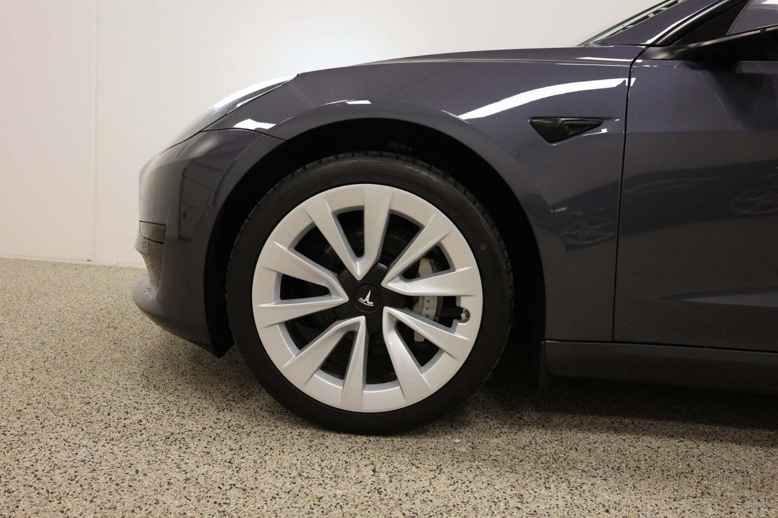 Grå Tesla Model 3 fra 2022
