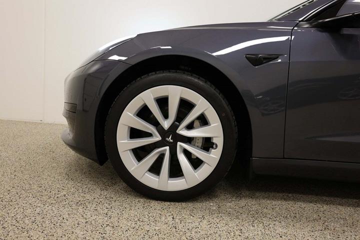 Grå Tesla Model 3 fra 2022