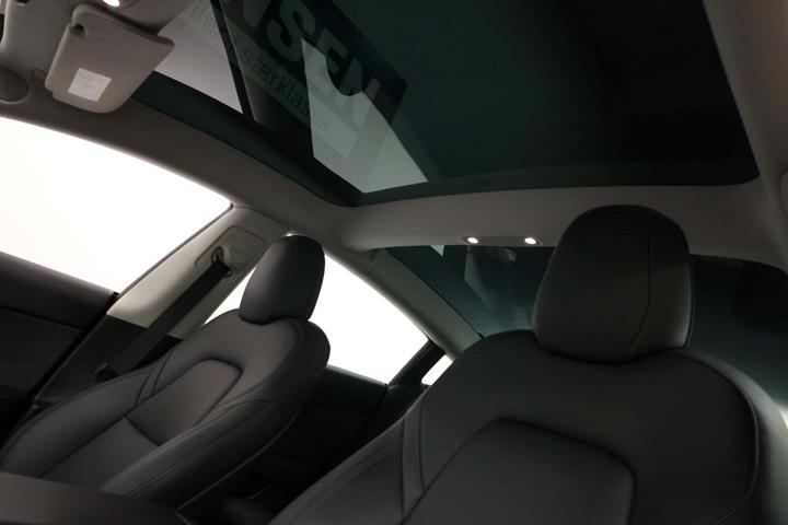 Grå Tesla Model 3 fra 2022