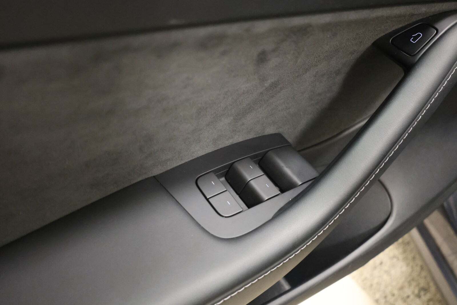 Grå Tesla Model 3 fra 2022