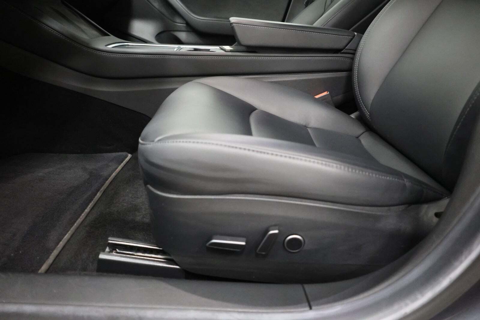 Grå Tesla Model 3 fra 2022