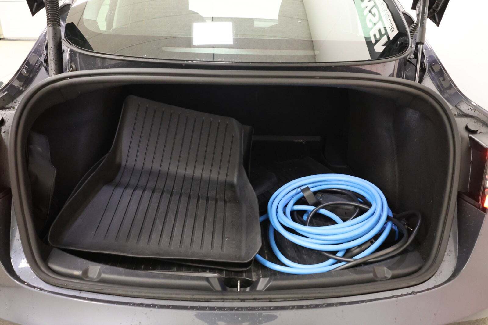 Grå Tesla Model 3 fra 2022