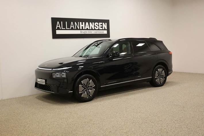 Sort Xpeng G9 fra 2024 set udefra