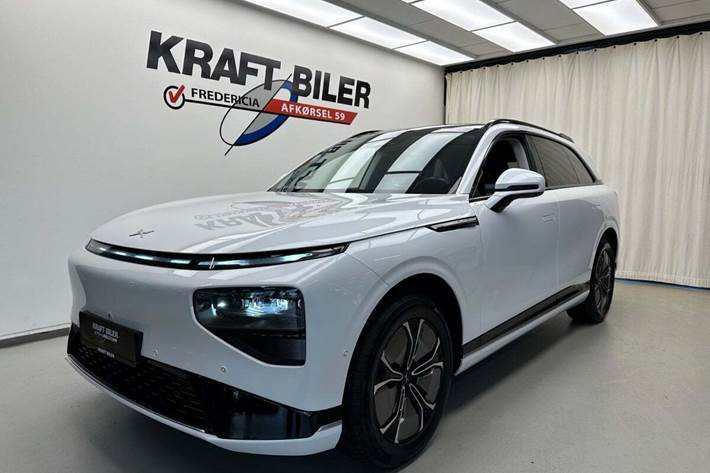 Hvid Xpeng G9 fra 2023 set udefra