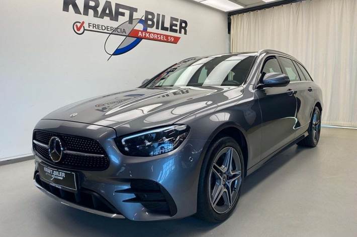 Grå Mercedes E300 de fra 2022 set udefra