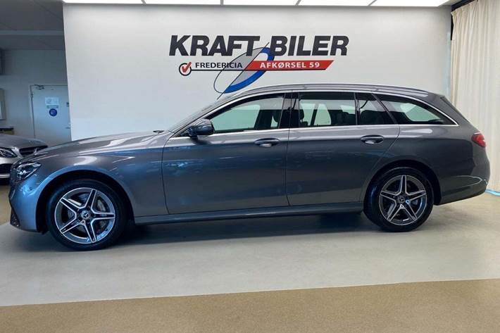 Grå Mercedes E300 de fra 2022