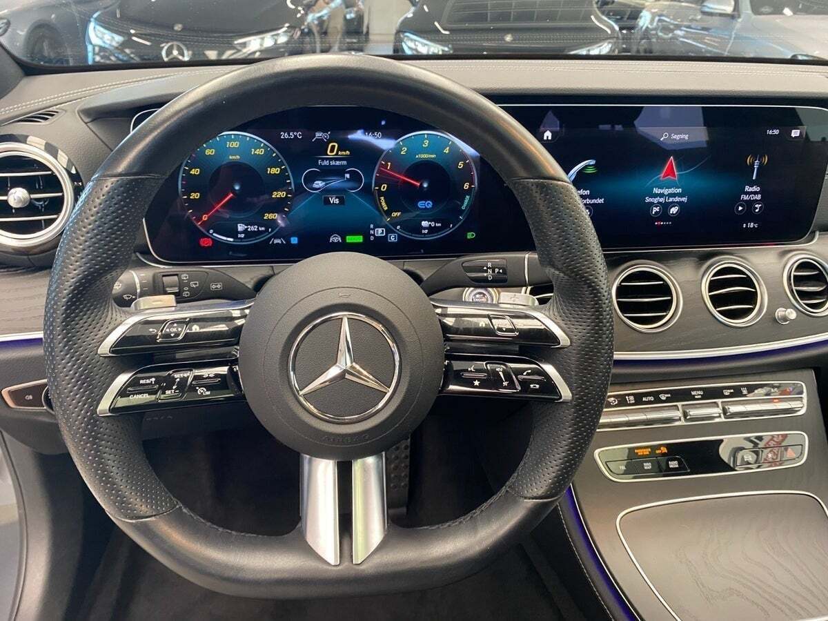 Grå Mercedes E300 de fra 2022