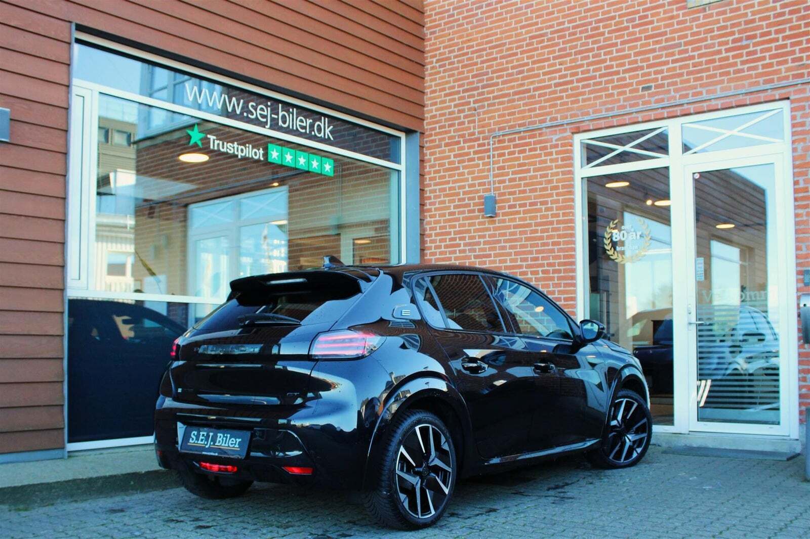 Sort Peugeot e-208 fra 2024