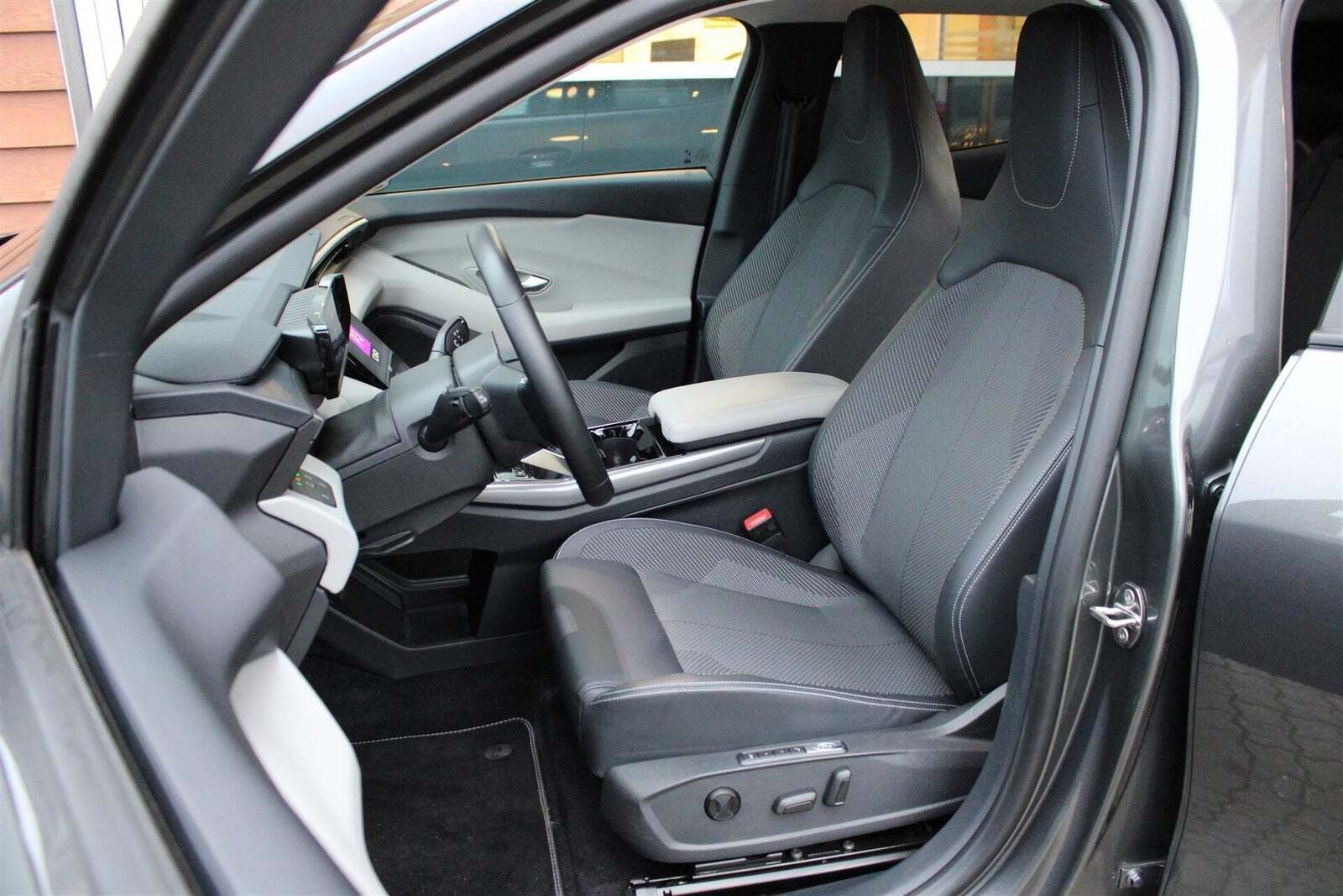 Ford Explorer 82 Select Extended Range