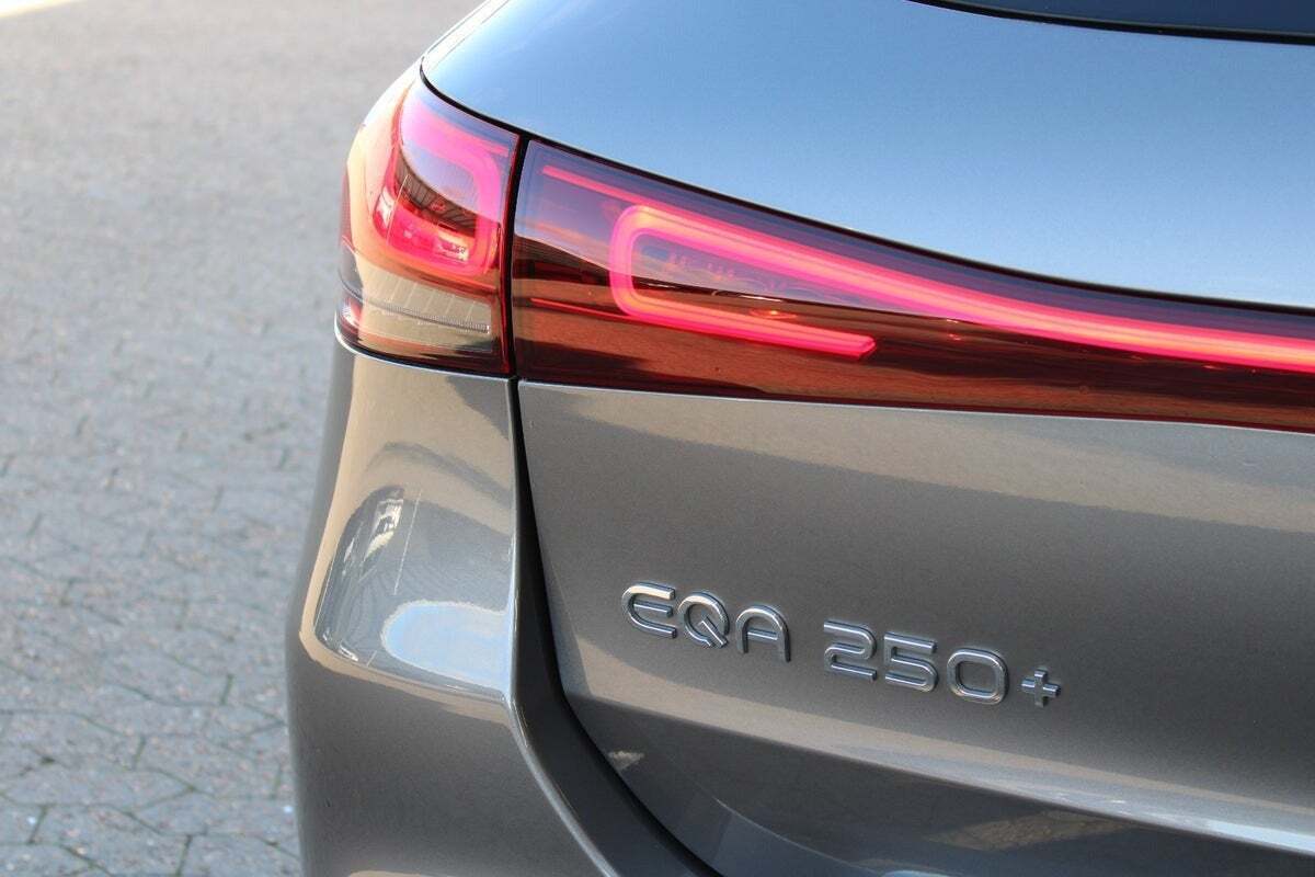 Grå Mercedes EQA250+ fra 2023