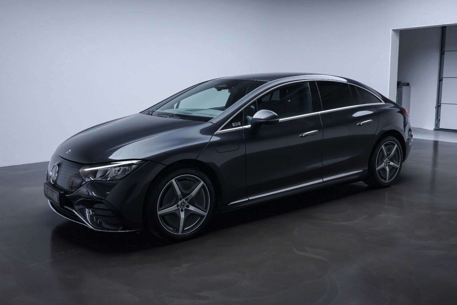 Grå Mercedes EQE350+ fra 2025