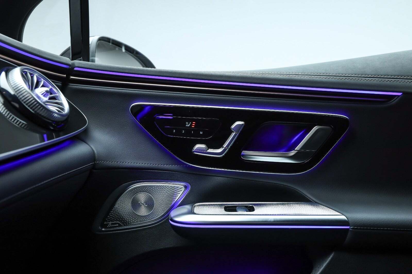 Grå Mercedes EQE350+ fra 2025