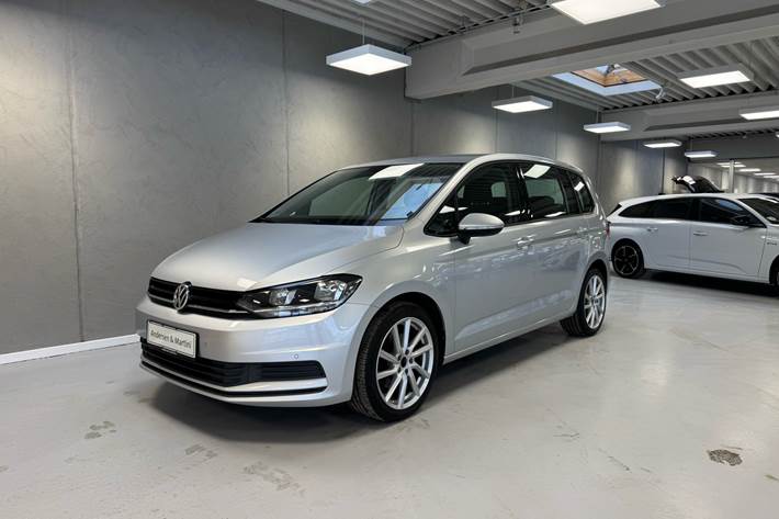 Sølv VW Touran fra 2018 set udefra