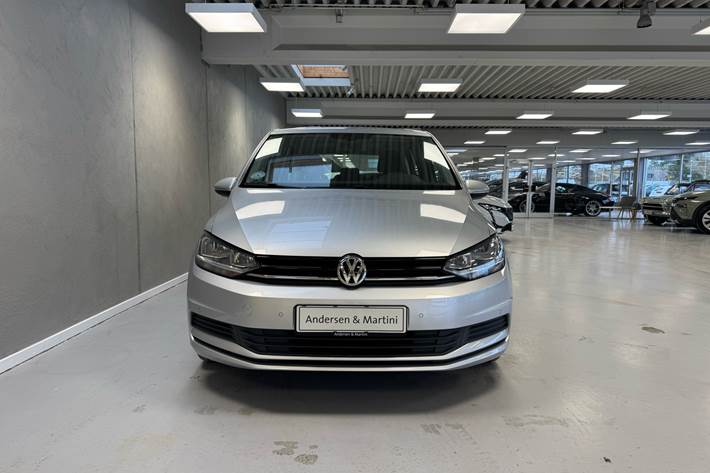 Sølv VW Touran fra 2018