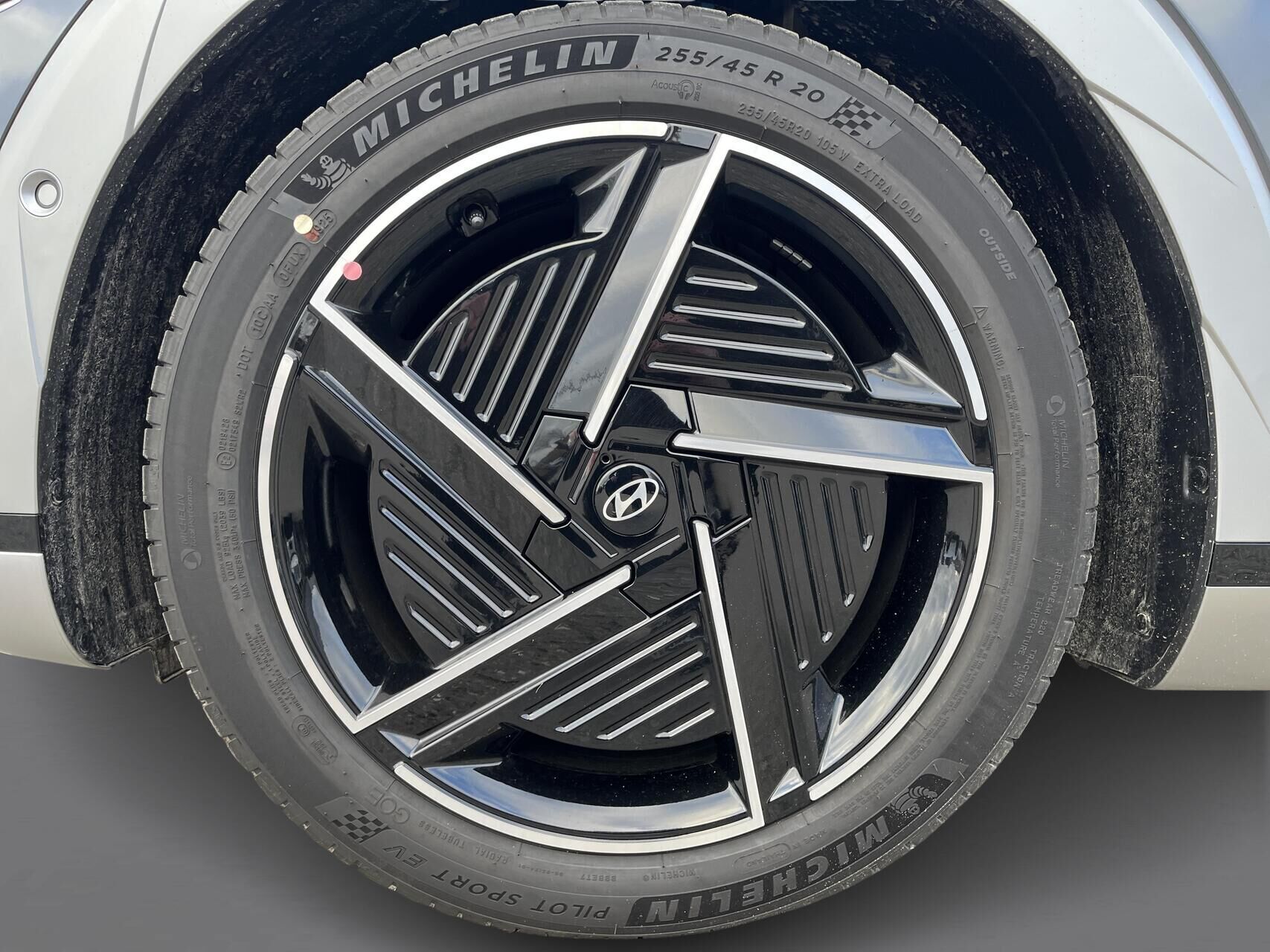 Grå Hyundai Ioniq 5 fra 2025