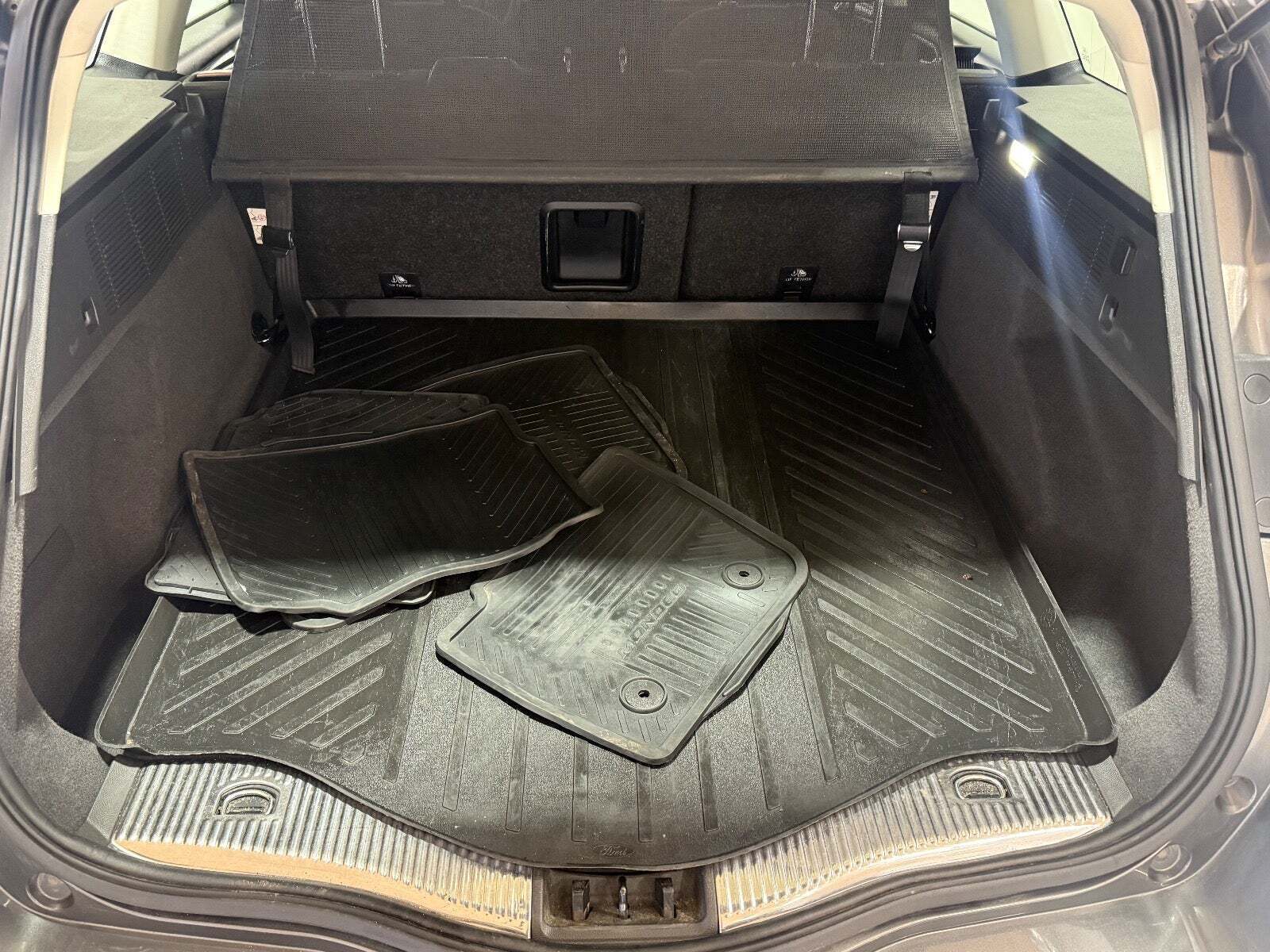 Grå Ford Mondeo fra 2015