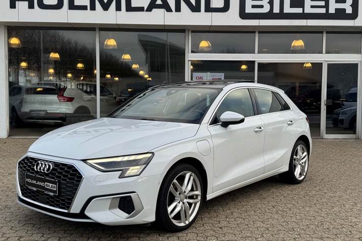 Hvid Audi A3 fra 2021 set udefra