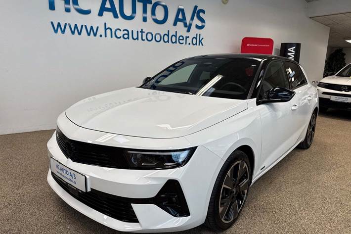 Hvid Opel Astra-e fra 2023 set udefra
