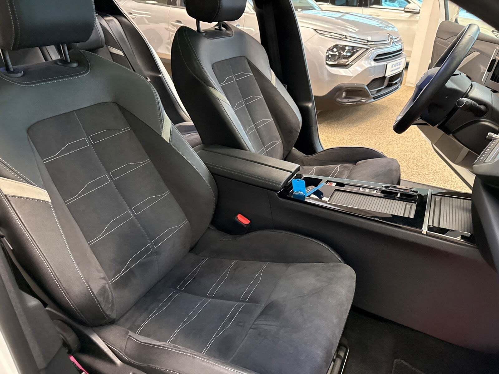 Hvid Opel Astra-e fra 2023