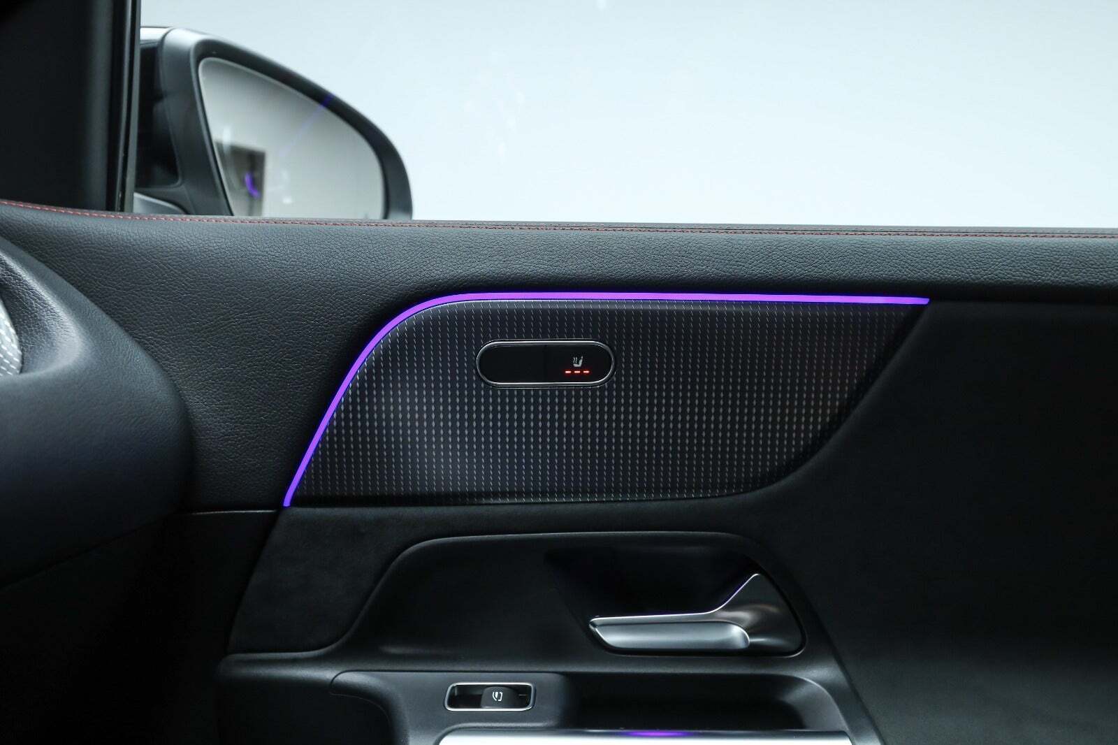 Sort Mercedes EQA350 fra 2023