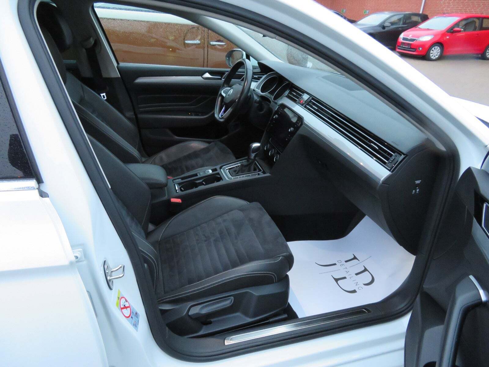 Hvid VW Passat fra 2020