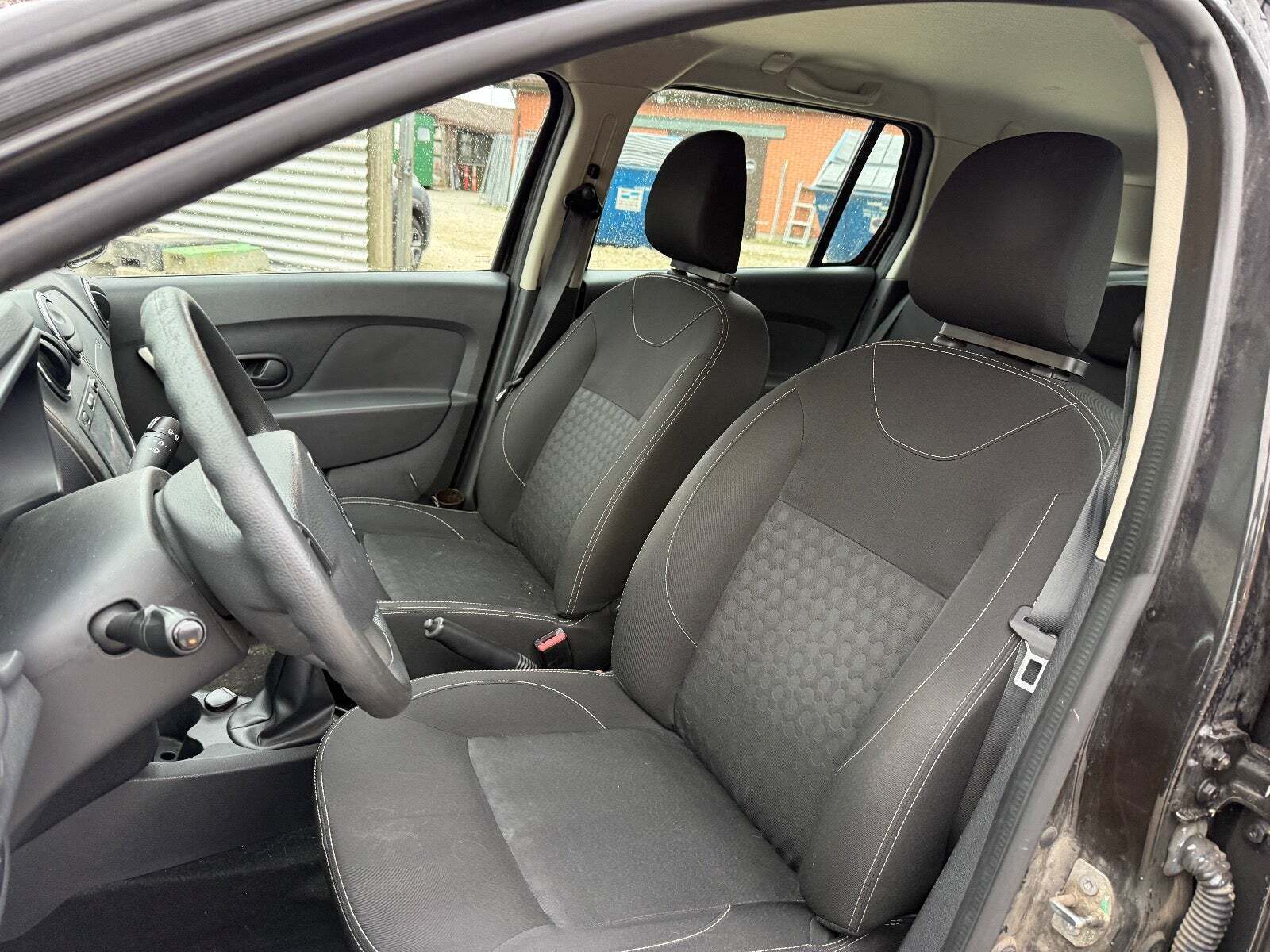 Sort Dacia Logan fra 2015