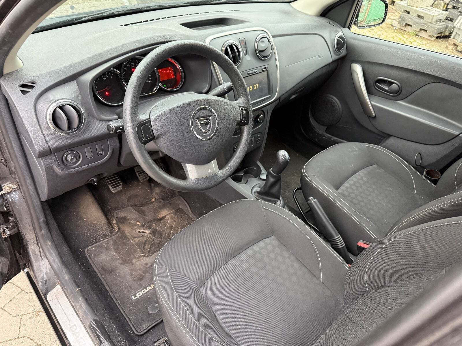 Sort Dacia Logan fra 2015