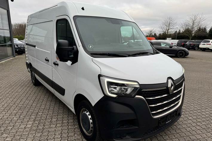 Hvid Renault Master IV T33 fra 2022 set udefra