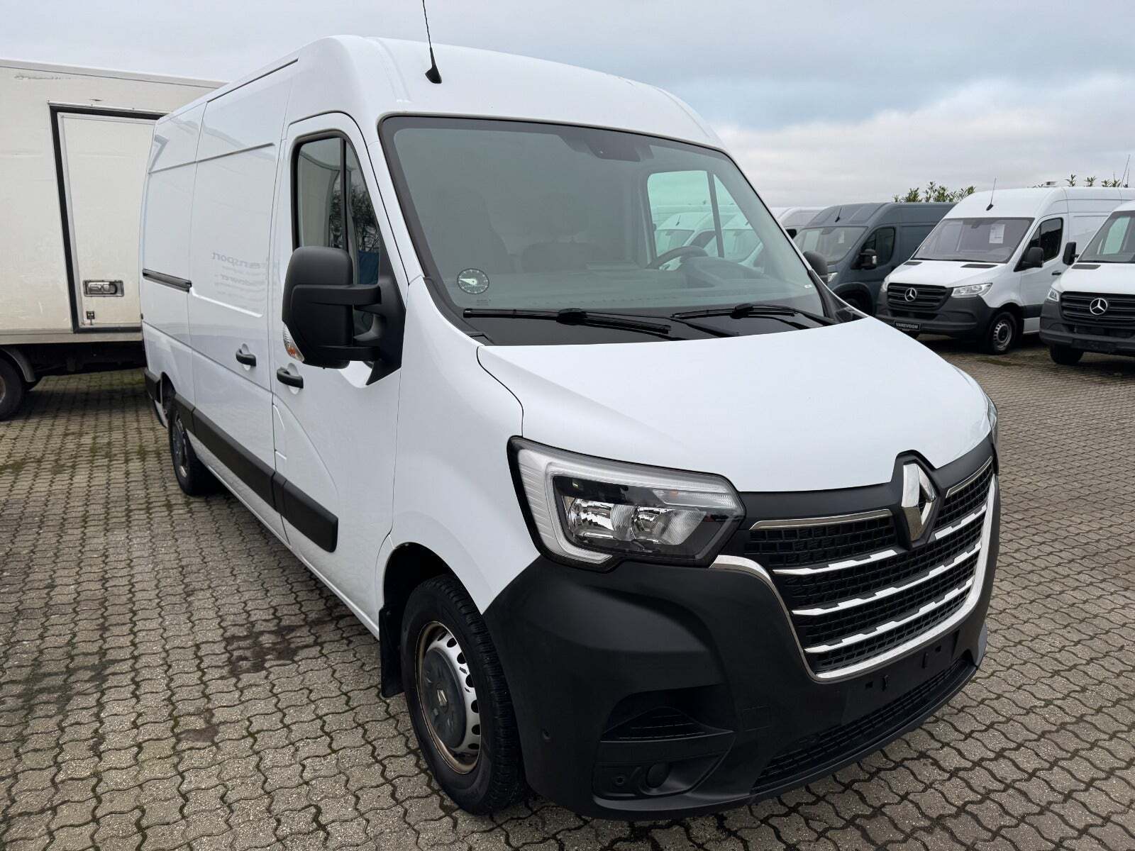 Renault Master IV T35 2,3 dCi 180 L2H2 Kassevogn