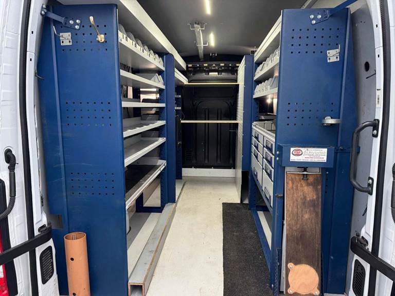 Renault Master IV T35 2,3 dCi 180 L2H2 Kassevogn