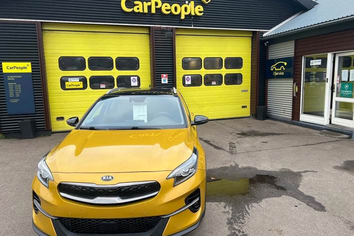 Gul Kia XCeed fra 2021 set udefra