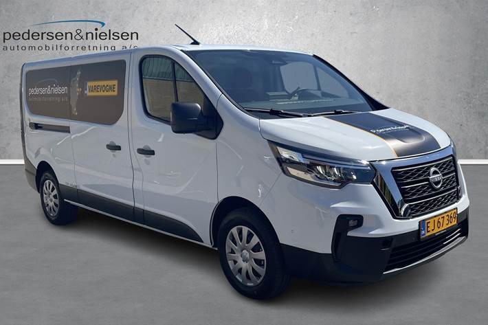 Hvid Nissan Primastar fra 2025 set udefra